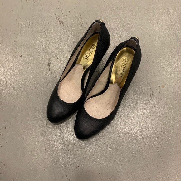 MICHAEL Michael Kors Black Leather Pumps